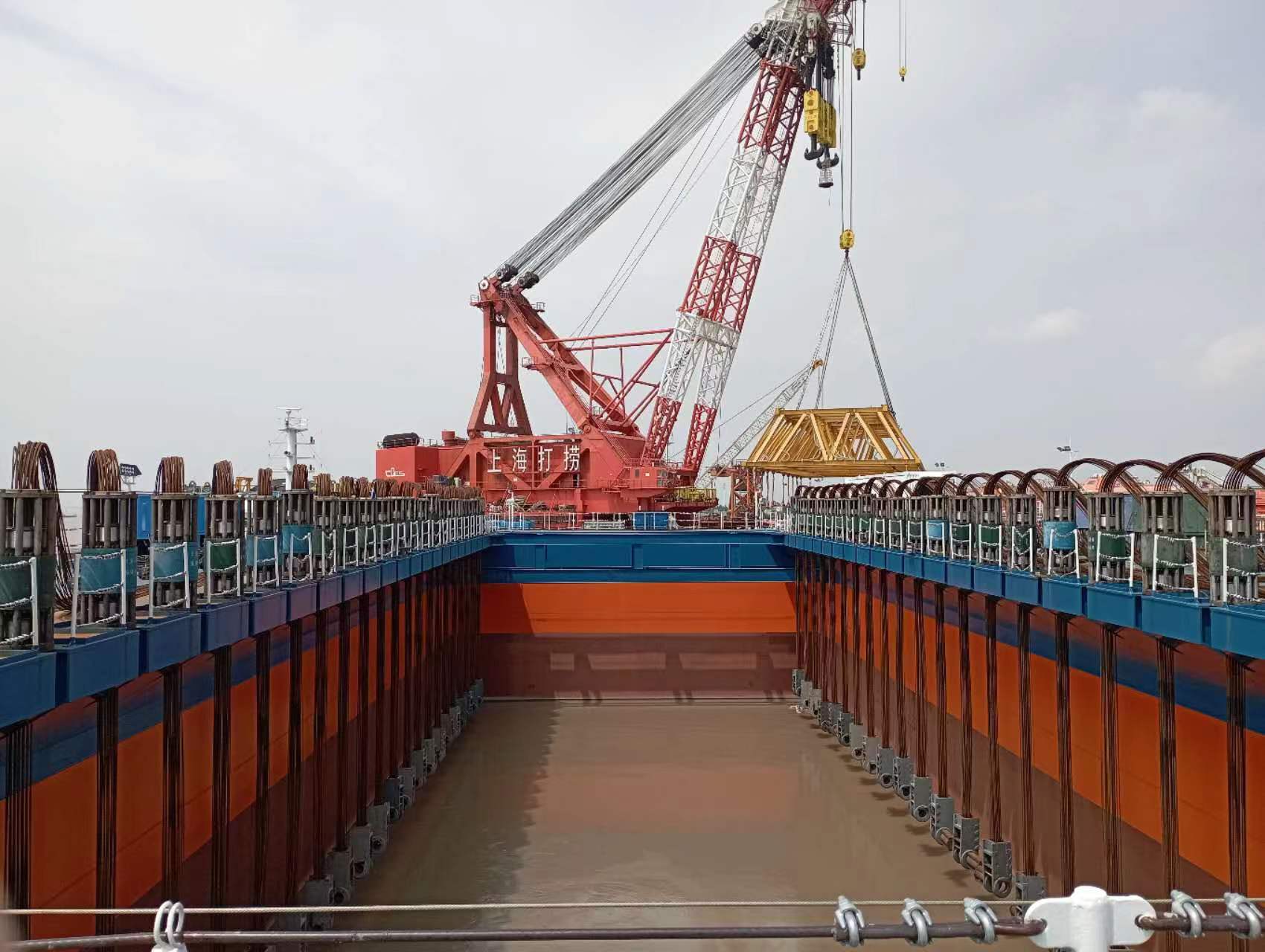 長江口二號古船成功整體打撈出水!